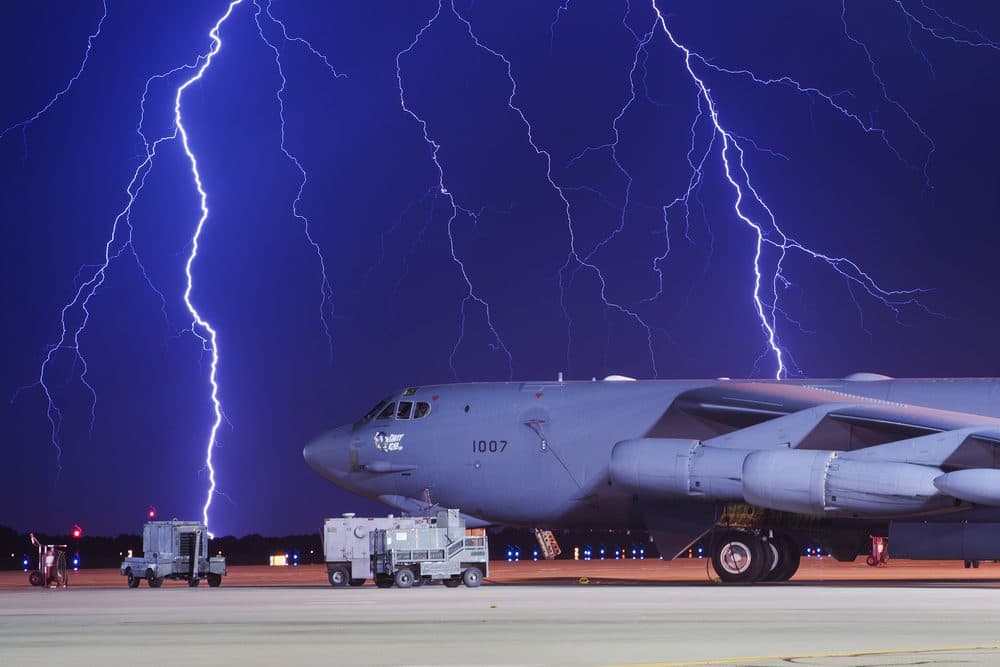La legendaria flota de bombarderos B-52 de EE. UU. entra en acción contra IRÁN